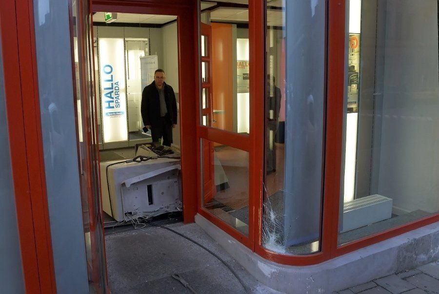 Unbekannte haben in der Nacht zu Heiligabend die Sparda-Bank von Aschersleben angegriffen. Mit Stahlseilen haben sie versucht, den Geldautomaten herauszuziehen. blieben allerdings erfolglos.