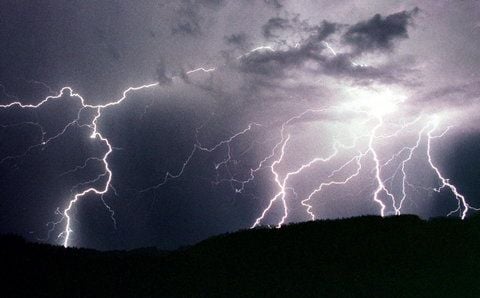 Blitze am Himmel: In Heidenau bei Dresden wurde ein neunjähriges Mädchen am frühen Freitagabend von einem Blitz erschlagen. (SYMBOLFOTO: DPA)