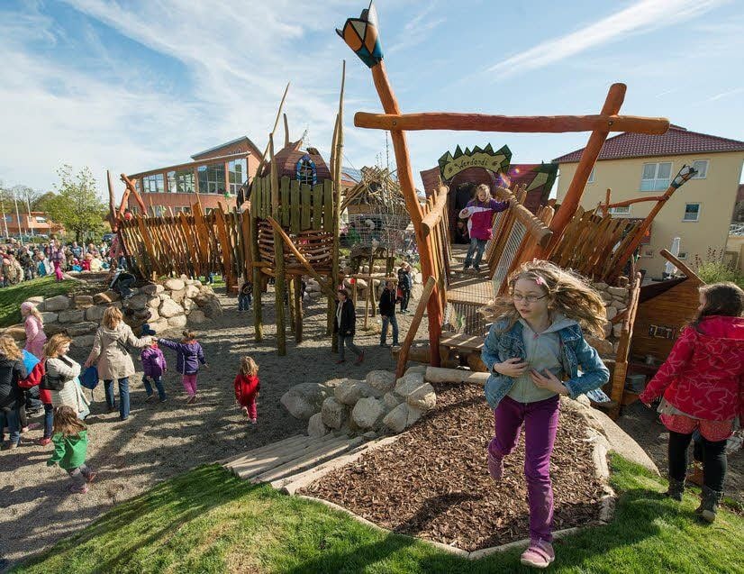 Schnell begeisterten sich die Kinder für den neuen Abenteuerspielplatz.