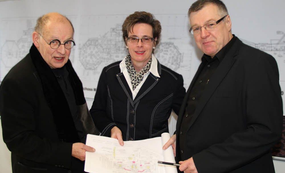Die Architekten Günter Merckle (l.) und Axel Jung (r.) stellten die Pläne für die neue Spielbank in Leuna vor, die von Claudia Bieling (M.) geleitet wird.
