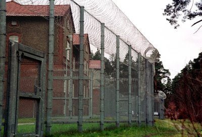 Hohe Metallzäune umgeben die das Fachkrankenhauses für psychisch kranke Straftäter in Uchtspringe (Landkreis Stendal).