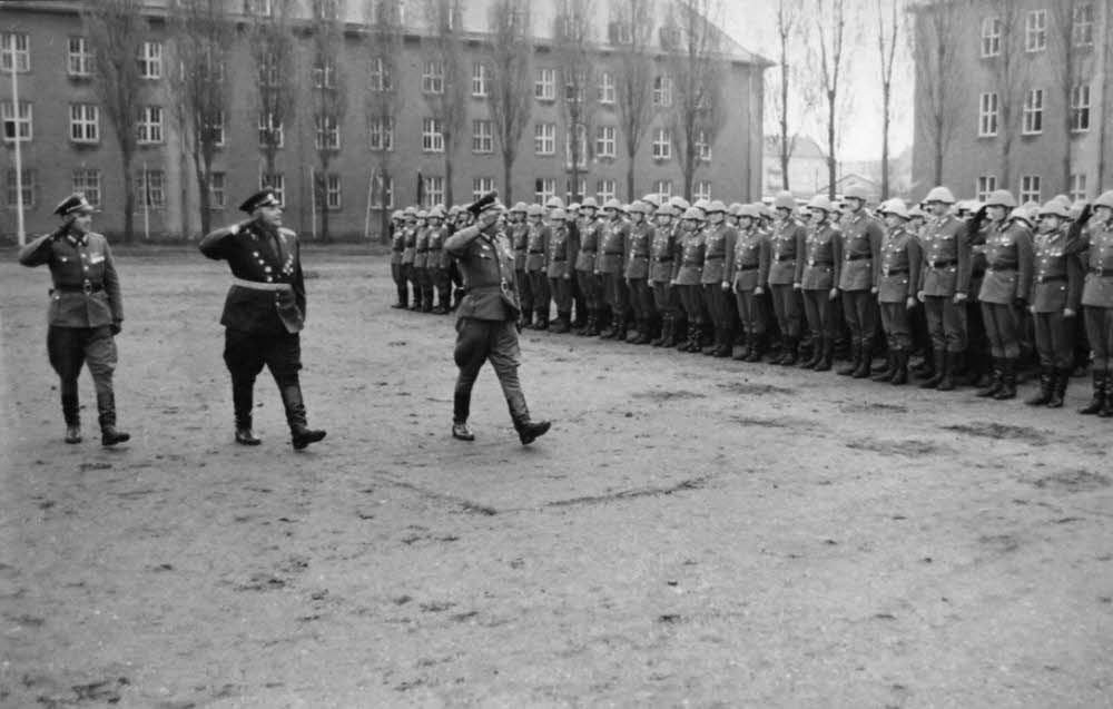 Das Foto entstand 1969 oder 1970 auf dem Hof der Fliederwegkaserne. Regelmäßige Truppen-Vorführungen waren dort nichts Ungewöhnliches.
