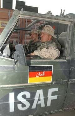 Nach einer Patrouillenfahrt durch Kabul fahren Bundeswehrsoldaten mit ihrem Militärgeländewagen vom Typ «Wolf» durch die Straßen des deutschen Feldlagers «Camp Warehouse». Am Montag beginnt der Rückzug der im Hindukusch stationierten deutschen Soldaten Nach einem halben Jahr ging das Kommando von der deutsch-niederländischen Führung der internationalen Afghanistan-Schutztruppe (ISAF) auf die NATO über. (Foto: dpa)