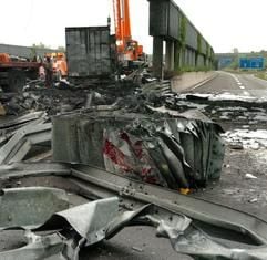 An der Autobahnausfahrt Braunschweig Nord Richtung Berlin liegt am Freitag (16.07.2004) ein durch einen Lastwagenunfall zerquetschter Fahrbahnteiler neben demolierten Leitplanken auf der Straße. Der ausgebrannte LKW steht neben einer beschädigten Lärmschutzwand. Durch die Flammen wurde die über die Autobahn führende Brücke so schwer beschädigt, dass sie vorerst mehrere Tage weder über- noch unterfahren werden kann. Das bedeutet Verkehrsengpässe in der Region in Fahrtrichtung Norden und Osten. Der Schaden wird auf mehrere Millionen Euro geschätzt. Die beiden LKW-Insassen wurden durch den Brand der beiden Fahrzeug-Dieseltanks schwer verletzt. (Foto: dpa)