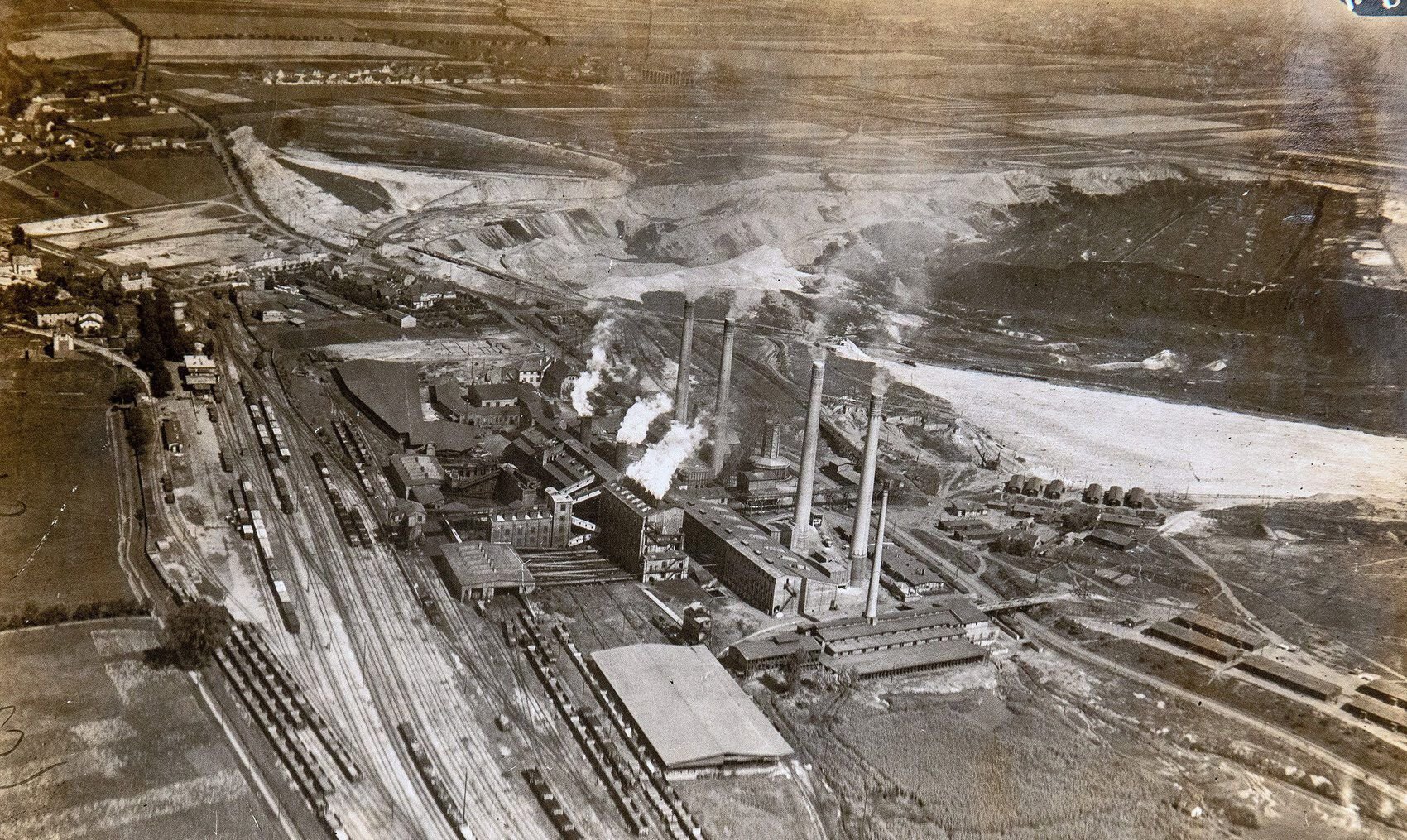 In den 1930er Jahren hatte der Kohleabbau schon das Landschaftsbild zwischen Mücheln und Stöbnitz (am oberen Bildrand) komplett verwandelt. Die entstandene Industrie umfasste auch die Brikettfabrik (Bildmitte). Wichtig war natürlich genauso der Abtransport der Kohle per Bahn.