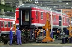 Das Archivbild zeigt Reisezugwagen, die in einer Werkhalle des Instandsetzungwerkes der Deutschen Bahn AG (DB) in Delitzsch bei Leipzig zur Wartung bereitstehen. (Foto: dpa)