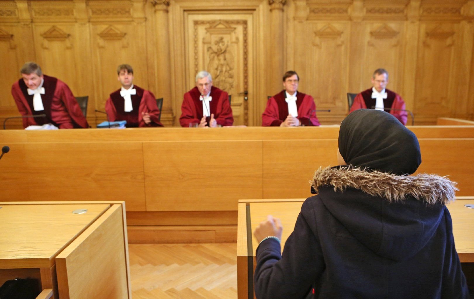 Die Schülerin Asma sitzt vor Beginn eines Prozesses über Religionsfreiheit und Schulpflicht am 11.09.2013 in einem Saal im Bundesverwaltungsgericht in Leipzig (Sachsen).