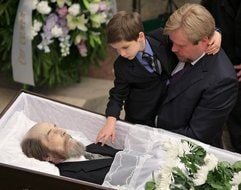Jermolai Solschenizyn, einer der drei Söhne von Alexander Solschenizyn, nimmt zusammen mit seinem Sohn Abschied am Sarg des Schriftstellers in der Akademie der Wissenschaften in Moskau. (Foto: dpa)