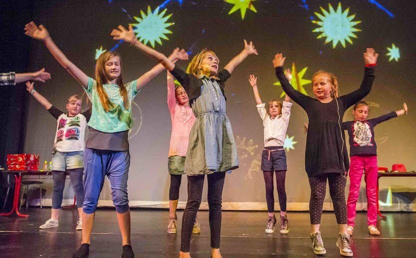 Szenen aus der Aufführung von „Achterbahn“ beim Theatertreffen.