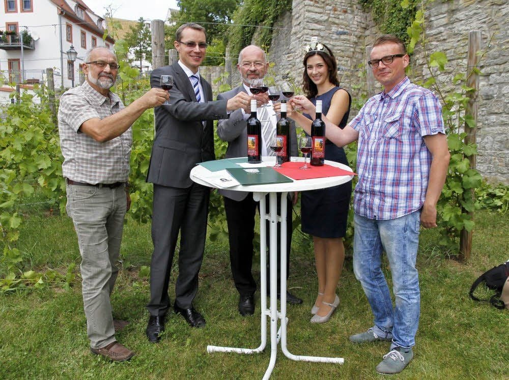 Theo Immisch, Henrik Otto, Volkmar Kunze, Weinprinzessin Daniela Undeutsch und Sebastian Nicolai verkosten den ersten Zeitzer Franziskus.