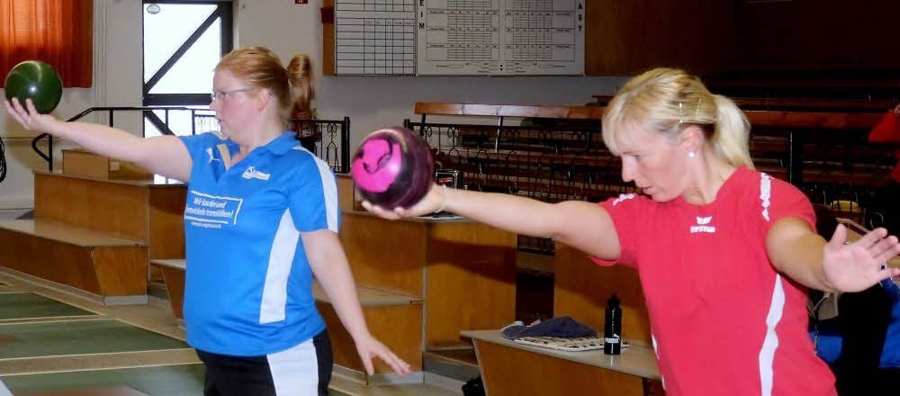 Voll konzentriert: Claudia Beyer vom VfB Sangerhausen (blaues Trikot) und Anja Groß aus Schönebeck.