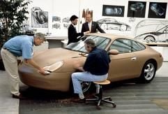 Designstudie aus Ton - die Entwickler bei Porsche arbeiten aber nicht nur an Autos für das eigene Unternehmen, sondern im Auftrag auch für Hersteller aus anderen Ländern. (Foto: dpa)