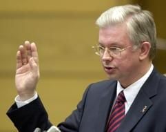 Der hessische Ministerpräsident Roland Koch schwört am Samstag (05.04.2003) nach seiner Wahl im Wiesbadener Landtag den Amtseid. (Foto: dpa)