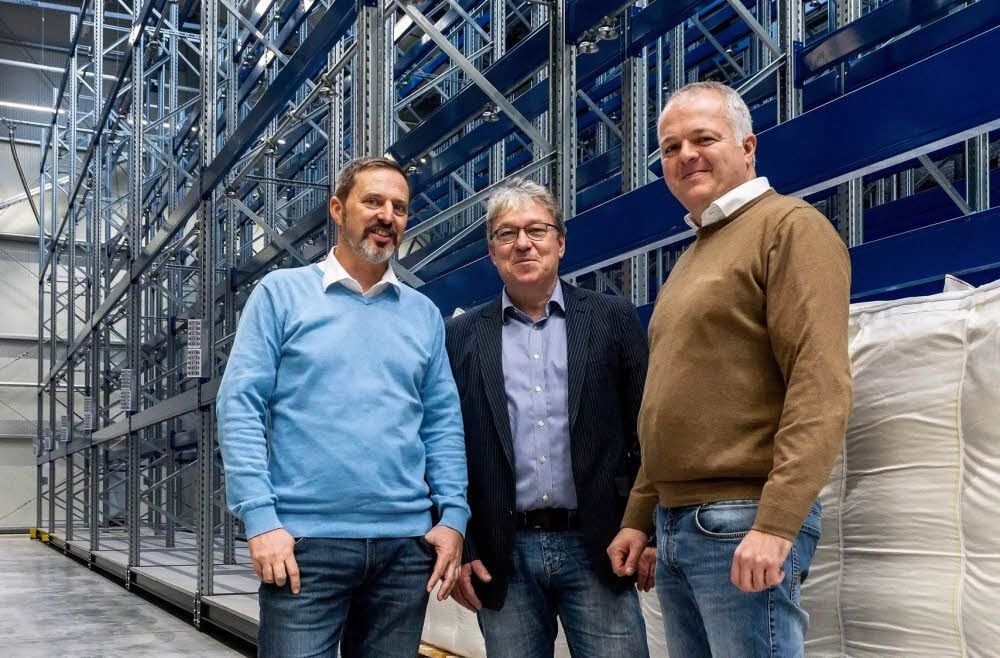 Der ehemalige Geschäftsführer Mathias Lindner (v.l.), Projektleiter Peter Lühe und der neue Geschäftsführer Jens Hariefeld in der neuen Halle