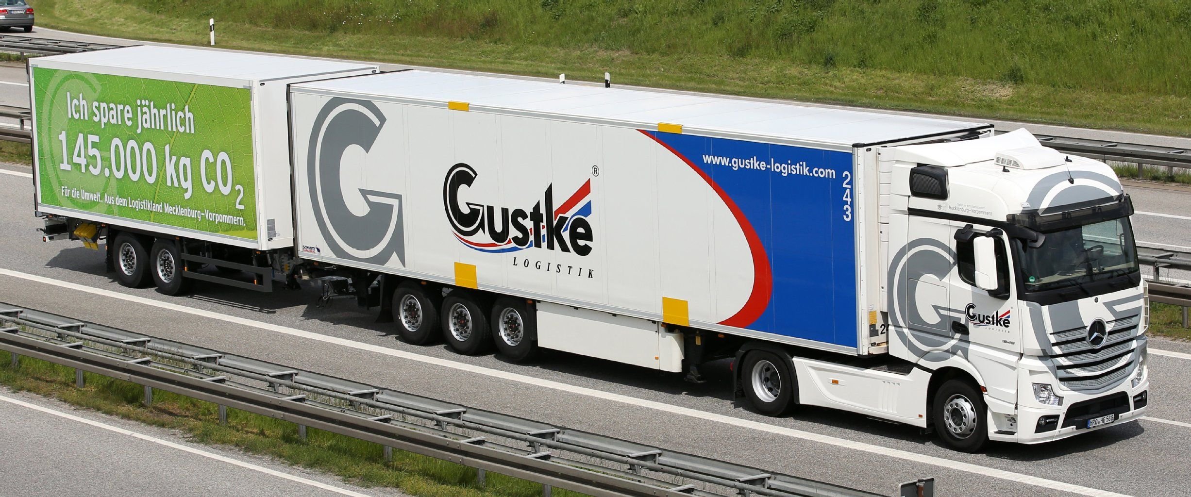 Gigaliner haben eine Gesamtlänge von bis zu 25,25 Metern mit einem zulässigen Gesamtgewicht von 40 Tonnen und sind damit 6,50 Meter länger als ein herkömmlicher Lkw.