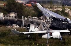 Experten untersuchen in Toronto den am Montagnacht vollkommen ausgebrannten Airbus A340. Die Blackbox soll nun Aufschluss über die Unfallursache geben. (Foto: dpa)