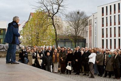 Prof. Dr. Patrik Wagner vom Institut für Geschichte erklärt den Zuschauern detailliert die Geschehnisse vom 12. Mai 1933 in Halle. (FOTO: MATTHIAS KRETSCHMANN)