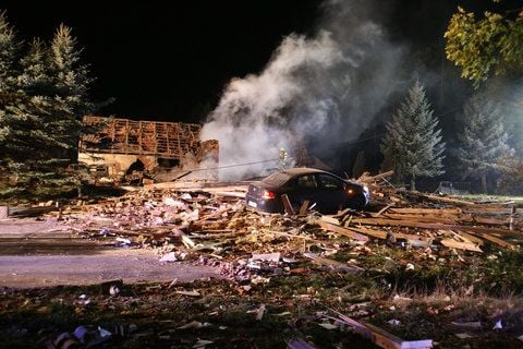 Ein Auto stehen in den Trümmern einer Gaststätte in Bad Köstritz (Landkreis Greiz) in Thüringen. (FOTO: DPA)