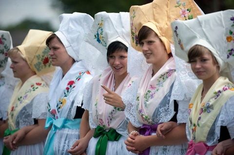 Teilnehmer in sorbischer Tracht verfolgen in Burg im Spreewald das Hahnrupfen. Sprache soll im Sorbischen Nationalensemble mehr Gewicht erhalten. (FOTO: DDP)
