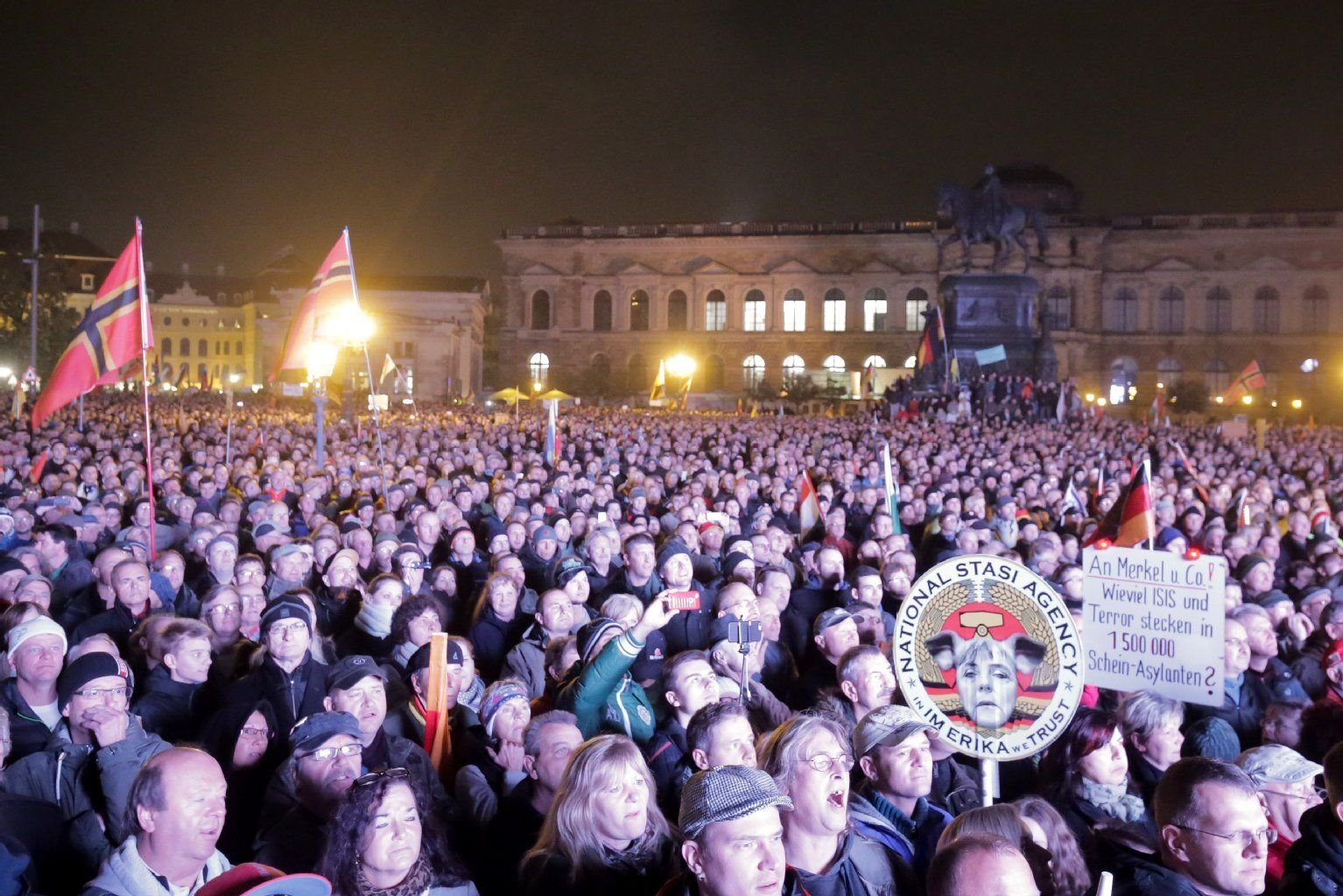 Pegida-Demonstranten haben sich vor der Semperoper versammelt und tragen ein Plakat mit der Aufschrift «National Stasi Agency».