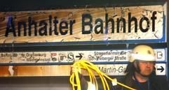 Das Schild «Anhalter Bahnhof» ist am Dienstag (10. August 2004) auf dem S-Bahnhof am Anhalter Bahnhof in Berlin durch Ruß verschmutzt. (Foto: dpa)