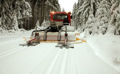 Ein Pistenraupe spurt im Oberharz bei Torfhaus (Kreis Goslar, Niedersachsen) eine Langlaufloipe. (FOTO: DPA)