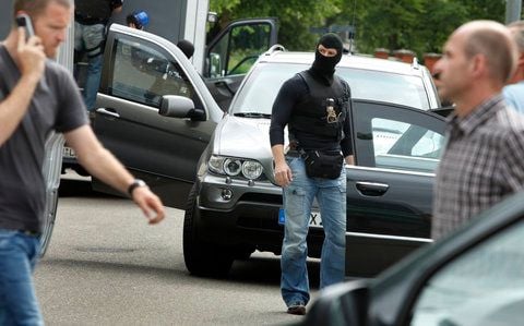 Polizeikräfte stehen in Memmingen (Schwaben) in der Straße nahe einer Schule. (ARCHIVFOTO: DPA)