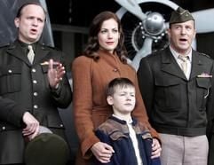 Die Schauspieler Ulrich Tukur als General Lucius D. Clay, Bettina Zimmermann als Luise Kielberg, Heino Ferch als General Philipp Turner und das Kind Leo Natalis als Michael (v.l.) zeigen sich in Berlin bei einem Pressetermin zum Sat.1-Zweiteiler «Die Luftbrücke». (Foto: dpa)