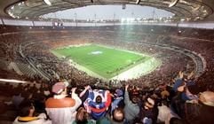 Im Stade de France in St. Denis im Norden von Paris verfolgen Fans ein Spiel während der Fußball-Weltmeisterschaft 1998. (Foto: dpa)