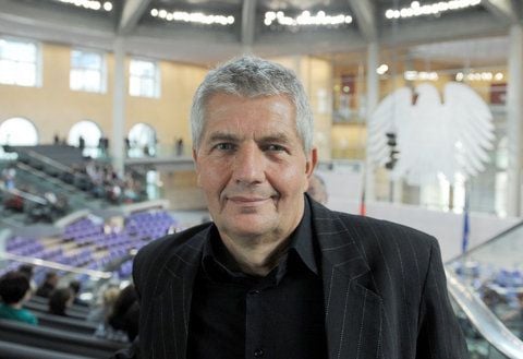 Der neue Bundesbeauftragte für die Stasi-Unterlagen, Roland Jahn, blickt im Bundestag in Berlin in die Kamera des Fotografen. (FOTO: DPA)