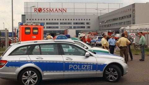 Polizeiautos stehen vor dem Gelände des Rossmann-Zentrallagers in Landsberg (Saalekreis). (FOTO: JAN MÖBIUS)