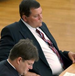 NPD-Fraktionschef Holger Apfel (vorn) und der parlamentarische Geschäftsführer Uwe Leichsenring sitzen im Landtag von Sachsen. (Archivfoto: dpa)