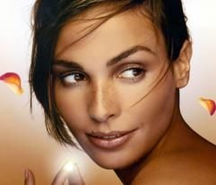 Einen goldenen Schimmer dank der Rouge-Blättchen «Star Bronze» von Lancôme verspricht dieses Foto. Laut Statistik sank allerdings 2005 der Make-up-Umsatz um sechs Prozent. (Foto: dpa)