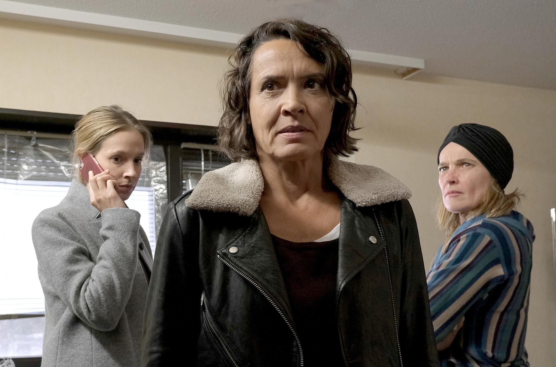 Leons Mutter Katja (Karoline Eichhorn, r.) will es keinesfalls zugeben, aber Johanna Stern (Lisa Bitter, l.) und Lena Odenthal (Ulrike Folkerts, m.) sind überzeugt davon, dass ihr Sohn gefährdet ist.