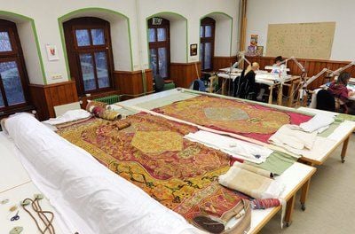 Teile eines der prachtvollsten und größten Türkenzelte Europas liegen in der Paramentenwerkstatt des evangelischen Marienklosters in Helmstedt. (FOTO: DPA)