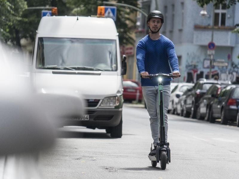 E-Tretroller dürfen seit dem Sommer 2019 auf den Straßen in Deutschland fahren - allerdings nur mit Betriebserlaubnis und einer Versicherungsplakette. Foto: Robert Günther/dpa-tmn