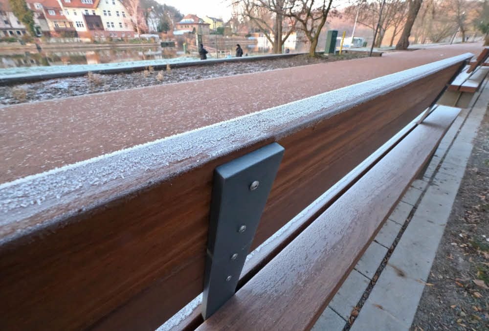 Holzklau am Saaleufer: Diebe haben an der sanierten Promenade die Lehnen an den neuen und hochwertige Sitzbänken abgeschraubt.