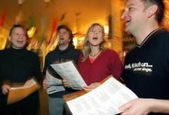 Unter dem Motto «Loss mer singe» treffen sich junge Leute am Montag (24.01.2005) in einer Kölner Kneipe, um gemeinsam neue Lieder der aktuellen Karnevalssession zu intonieren. Der 39-jährige Musikredakteur des Kölner Domradios Georg Hinz (r) begann vor sieben Jahren mit dieser Form des «Einsingens». Mittlerweile kann er den vielen Anfragen von Kölner Kneipenbesitzern nicht mehr nachkommen, obwohl bereits 17 Gaststätten, darunter auch die Berliner Kneipe «Ständige Vertretung», zu den Veranstaltungsorten zählen. (Foto: dpa)
