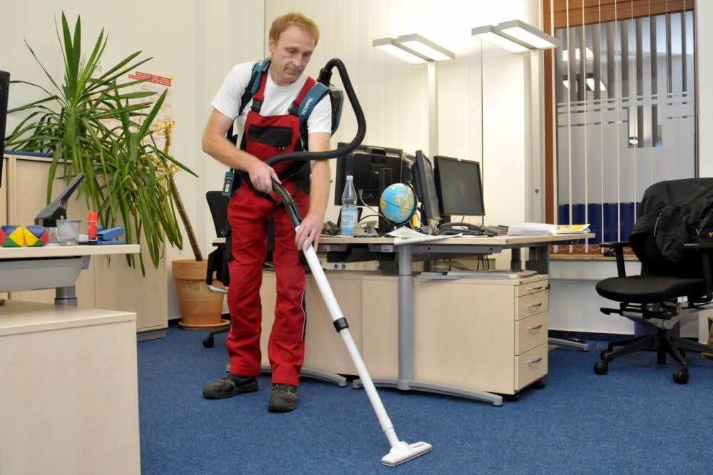 Überzeugter Putzmann: Mario Alisch steht jeden Morgen halb vier auf, um pünktlich auf Arbeit zu sein. Hier saugt er den Boden der MZ-Redaktion.