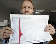 Der Leiter des Erdbebendienstes im Landesamt für Geologie Baden-Württemberg in Freiburg, Wolfgang Brüstle, zeigt am Dienstag (24.02.2004) in Freiburg die Aufzeichnung der Erdbeben-Messstation Kirchzarten vom Erdbeben am Montag (22.03.2004) im Gebiet um das französische Besancon. Das Seismogramm zeigt den heftigen Ausschlag des Bebens. Ein Erdbeben der Stärke 5,0 hat das Gebiet rund 100 Kilometer westlich von Basel erschüttert. (Foto: dpa)