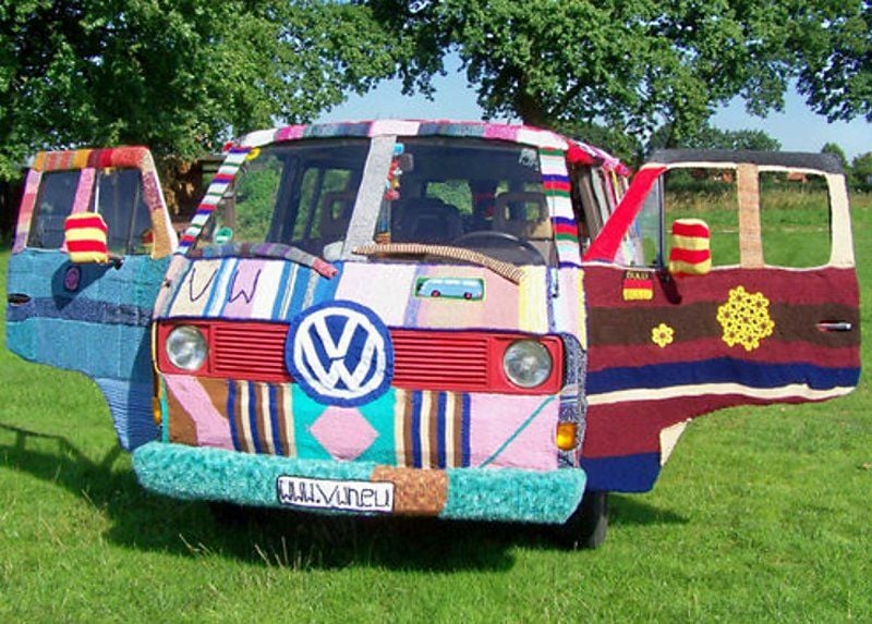 Der „Bulli-Pulli“ ist vielleicht der einzige Strickpullover für einen VW-Bus. Er wird derzeit bei Ebay versteigert.