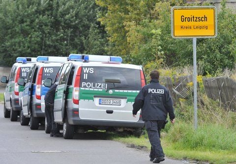 Polizisten sichern am Sonntag ein altes Landwirtschaftsgelände im westsächsischen Groitzsch (Kreis Leipzig) nach einem Doppelmord. (FOTO: DPA)