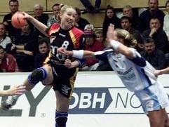 Nadine Krause (l) setzt sich gegen die Slowenin Mojca Dercar durch. (Foto: dpa)