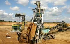 Ob dieser Schaufelradbagger der Mibrag auch in der Egelner Mulde zum Einsatz kommt, ist noch nicht bekannt. Einwohner des Gebiets hoffen, dass kein Bagger das Gebiet durchpflügt. (Foto: dpa)