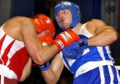 Der WM-Dritte Sebastian Köber (r) vom BC Frankfurt/Oder kann sich im Finale um die Deutsche Meisterschaft am Samstag (01.11.2003) in Wismar gegen Witali Boot (l) vom BC Gifhorn durchsetzen. Der Superschwergewichtler besiegte im Finale vor 1.400 Zuschauern Boot mit 18:12 nach Punkten. (Foto: Jens Büttner dpa)