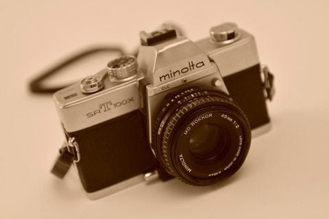 Wer ernsthaft Retro-Bilder schießen möchte, landet meist wieder bei echten analogen Kameras, sagen Experten. (FOTO: DPA)
