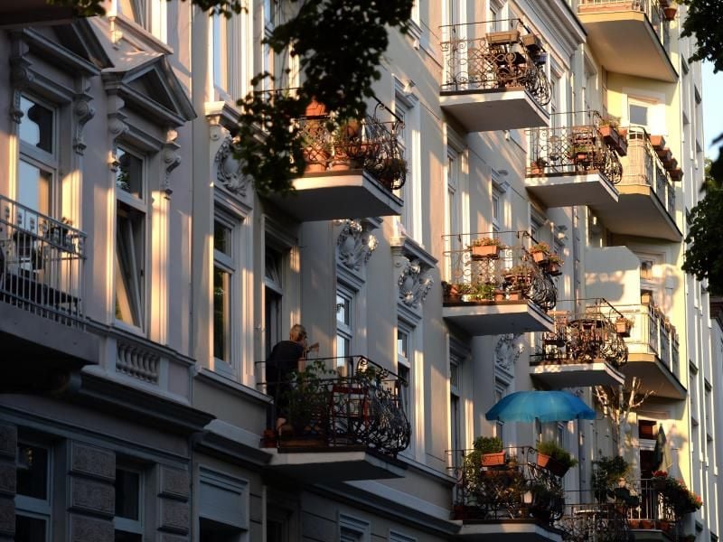 Die Balkone von Mietshäusern in Hamburg sind in der Abendsonne zu sehen. Foto: Marcus Brandt/Archivbild
