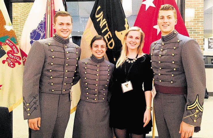 Annika Lüdke mit Kadetten der West Point Military Academy während der US Studentenkonferenz zum Thema Außenpolitik.