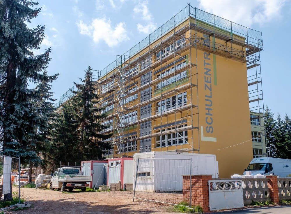 Baustelle Schule: In Bad Schmiedeberg wird das Schulhaus saniert, Lehrer fehlen dort auch.