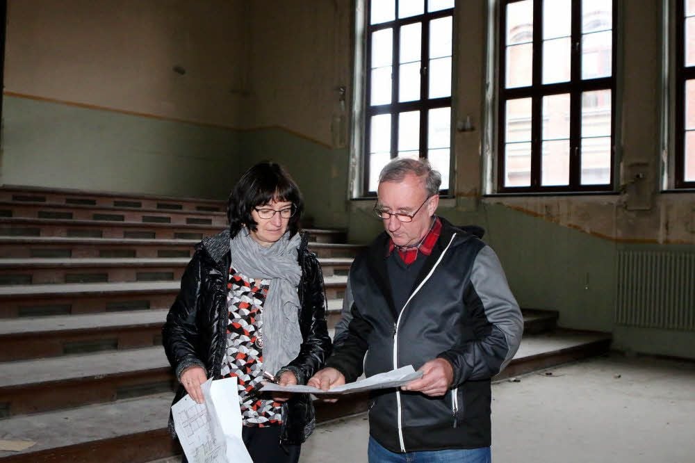 Sabine Thalmann, die Verwaltungschefin der Hochschule Anhalt, und Projektleiter Roland Uebrig im Hörsaal des Ratke-Gebäudes in Köthen.